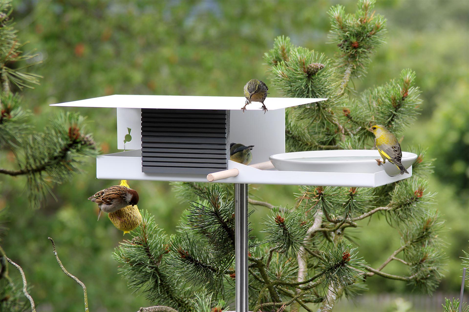 Design-Vogelhaus mit Ständer in moderner ArchitekturVHT-15